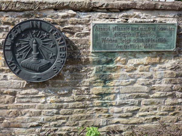 Schild am Waldensermuseum in Schönenberg Schild am Waldensermuseum in Schönenberg